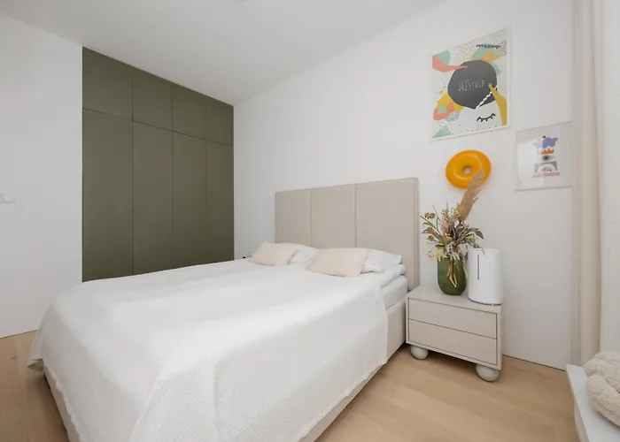 Stylish Grzybowska By Renters Apartman